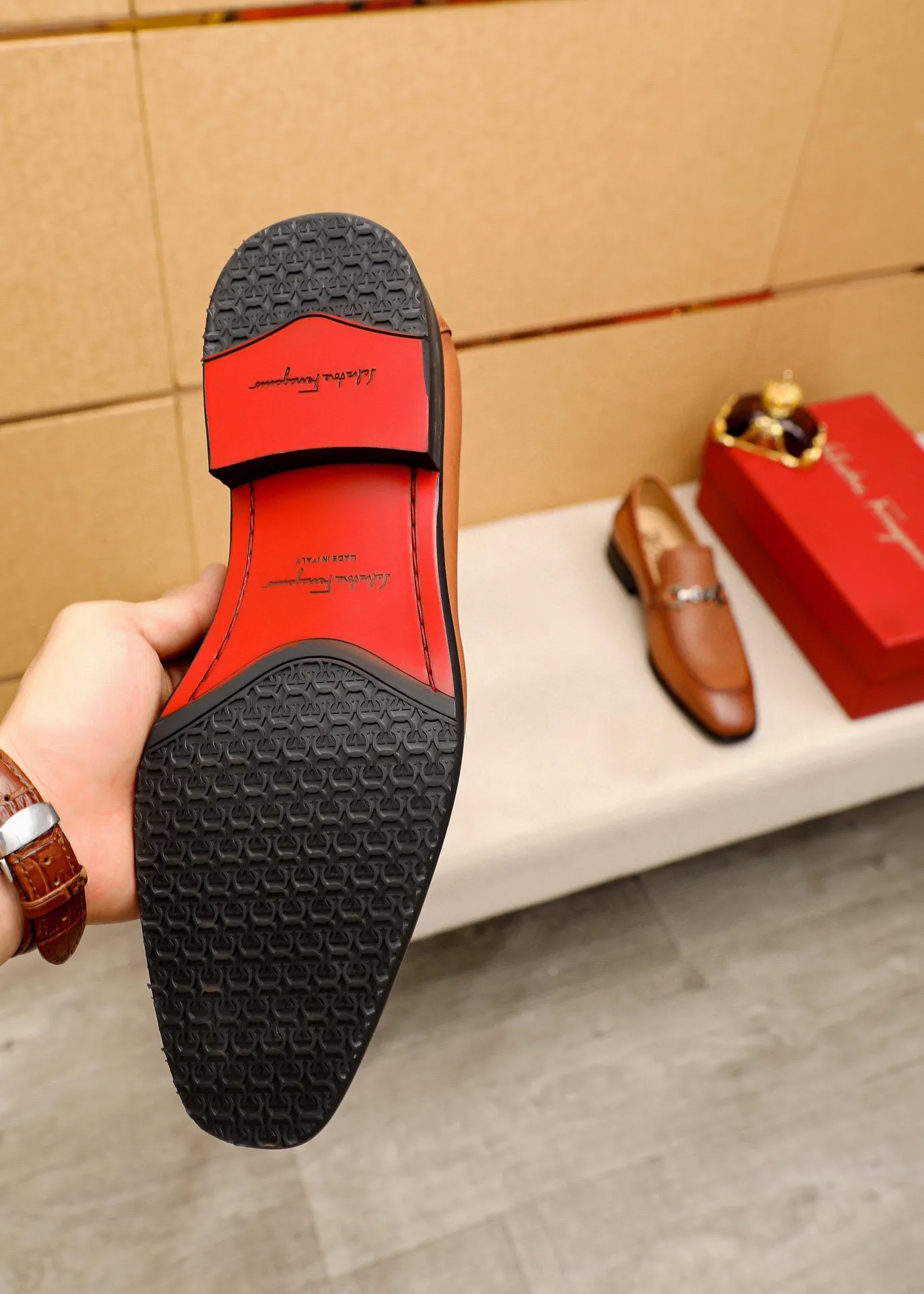 Men's shoes 💰460 💐 Product trademark: Ferragamo "Ferragamo" casual leather shoes Regular size: 38-44 (custom-made for 45🉑️) Product materials: Selected imported first-layer calfskin embossed upper + original hardware buckle, imported water-dyed cowhide leather lining. Strong three-dimensional visual effect, combined outsole Color: 2⃣️colors available